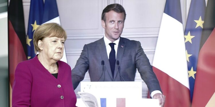 Angela Merkel e Emmanuel Macron in videoconferenza (Foto LaPresse)