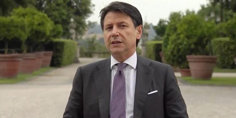 Giuseppe Conte in conferenza stampa da Villa Pamphili