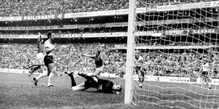 Gianni Rivera al 111'  ha appena segnato il gol della vittoria (LaPresse)