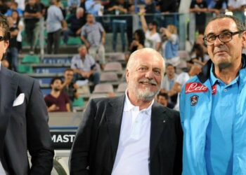 Maurizio Sarri, ai tempi del Napoli, con Aurelio De Laurentiis e Cristiano Giuntoli (Foto LaPresse)