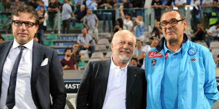 Maurizio Sarri, ai tempi del Napoli, con Aurelio De Laurentiis e Cristiano Giuntoli (Foto LaPresse)