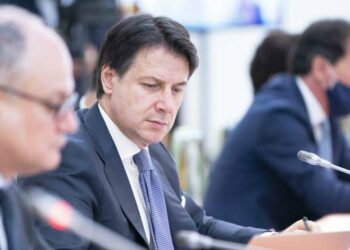 Giuseppe Conte e Roberto Gualtieri (LaPresse)