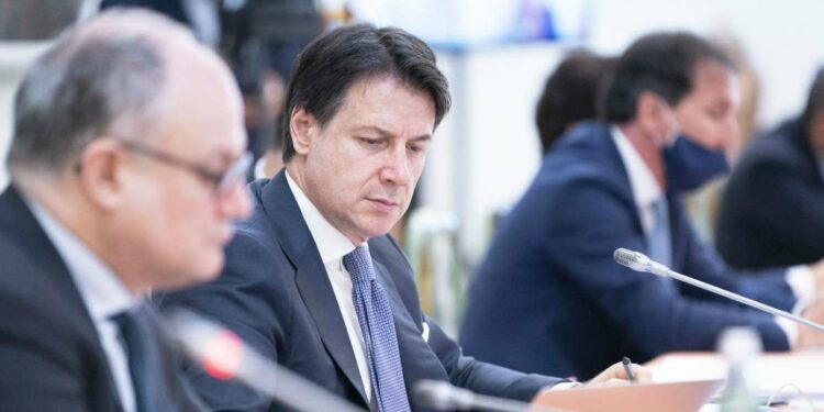 Giuseppe Conte e Roberto Gualtieri (LaPresse)