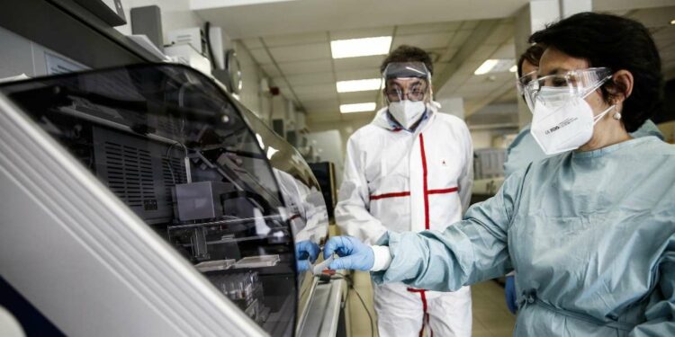 Coronavirus, ricercatori al lavoro in laboratorio