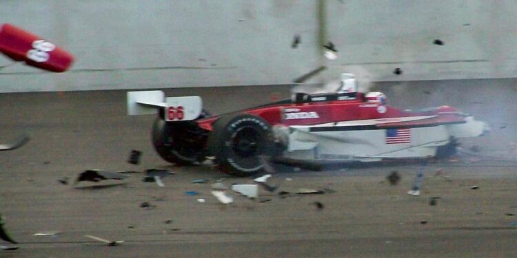 Il terribile incidente di Alex Zanardi al Lausitzring, nel settembre 2001 (Foto LaPresse)