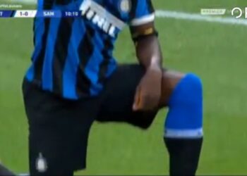 Lukaku in ginocchio dopo il gol contro la Sampdoria