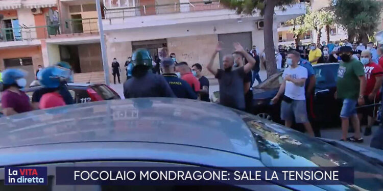 Mondragone, scene di tensione nel nuovo focolaio