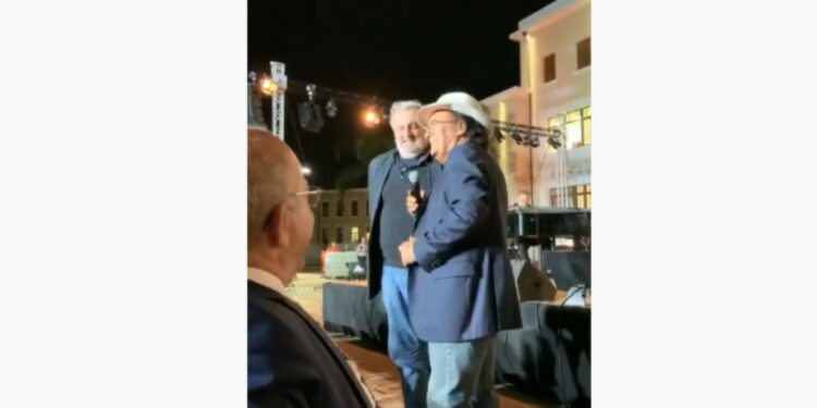 Michele Emiliano canta con Al Bano, foto Youtube