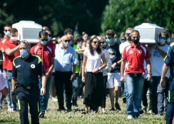 Un momento dei funerali di Elena e Diego Bressi (LaPresse)