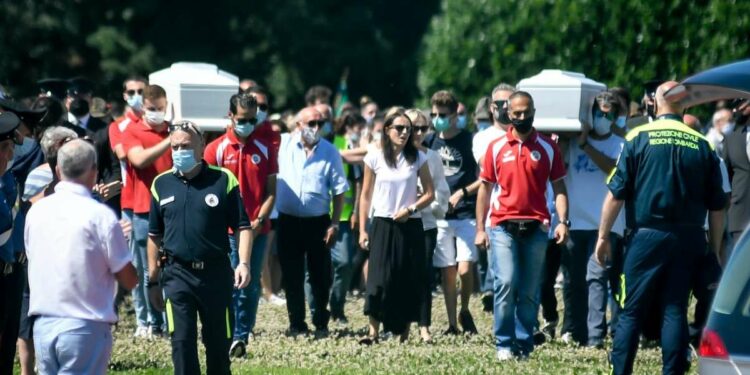 Un momento dei funerali di Elena e Diego Bressi (LaPresse)