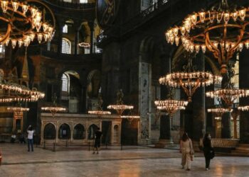 L'interno di Santa Sofia a Istanbul. Oggi è una moschea (LaPresse)