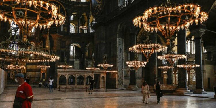 L'interno di Santa Sofia a Istanbul. Oggi è una moschea (LaPresse)