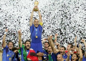 Fabio Cannavaro solleva la Coppa del Mondo 2006 (Foto LaPresse)