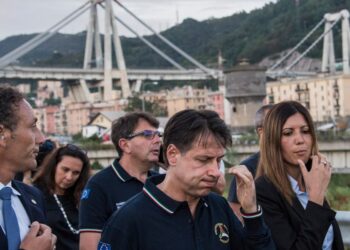 Conte davanti al Ponte crollato