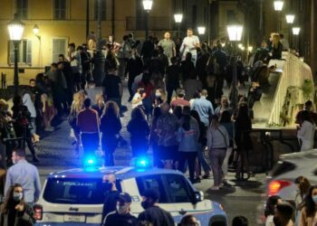 Movida notturna a Roma Trastevere (LaPresse)