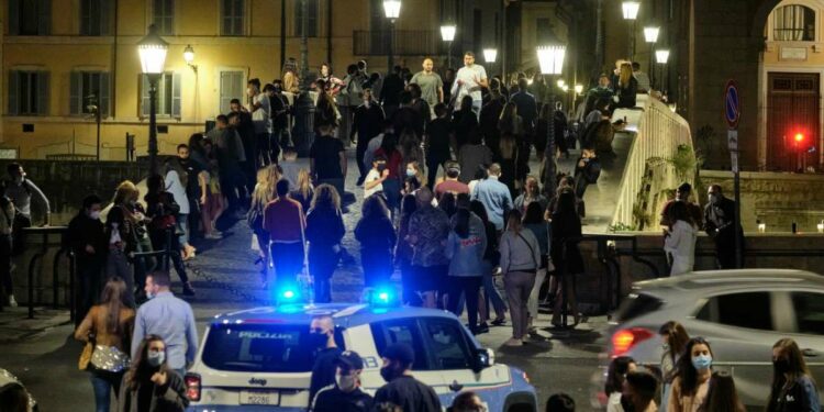 Movida notturna a Roma Trastevere (LaPresse)