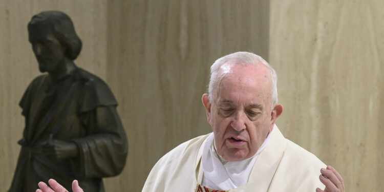 Papa Francesco celebra nella chiesa di Santa Marta. Alle sue spalle, la statua di Breuning (LaPresse)