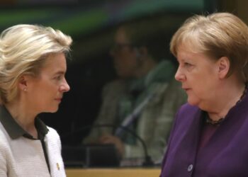 La presidente della Commissione Ue Ursula von der Leyen con la cancelliera tedesca Angela Merkel (LaPresse)