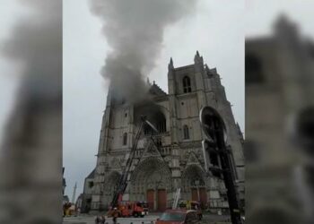 Incendio presso la cattedrale di Nantes (web)