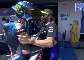 Luca Marini e l'abbraccio col fratello Valentino Rossi