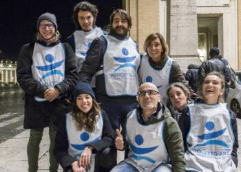 Alessandro, al centro in basso, insieme all'Unità di strada di Roma di Progetto Arca (foto di Giuseppe Grimaldi)