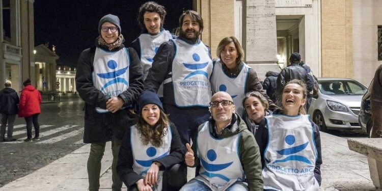 Alessandro, al centro in basso, insieme all'Unità di strada di Roma di Progetto Arca (foto di Giuseppe Grimaldi)