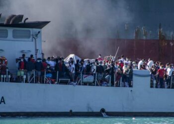 Immigrati trasferiti da Lampedusa a Porto Empedocle sulle navi della Guardia costiera (LaPresse)