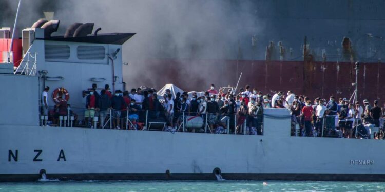 Immigrati trasferiti da Lampedusa a Porto Empedocle sulle navi della Guardia costiera (LaPresse)