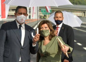 Giovanni Toti, presidente della Regione LIguria, con Elisabetta Alberti Casellati, presidente del Senato (LaPresse)