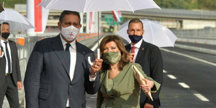 Giovanni Toti, presidente della Regione LIguria, con Elisabetta Alberti Casellati, presidente del Senato (LaPresse)