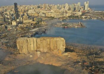 Beirut. Il luogo dell'esplosione visto dal drone (LaPresse)