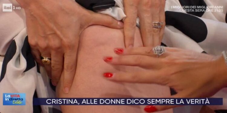 Andrea Delogu mostra la cellulite a La vita in diretta