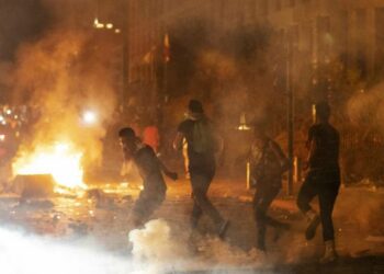 Proteste contro il governo a Beirut (LaPresse)