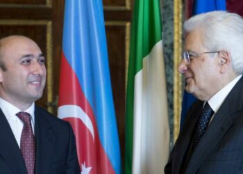 L'ambasciatore dell'Azerbaigian in Italia, Mammad Ahmadzada, con Sergio Mattarella (Foto Ambasciata dell'Azerbaigian)