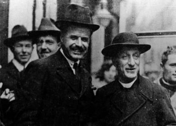 Filippo Meda e Luigi Sturzo nel 1917 all'uscita del Parlamento (Lapresse)