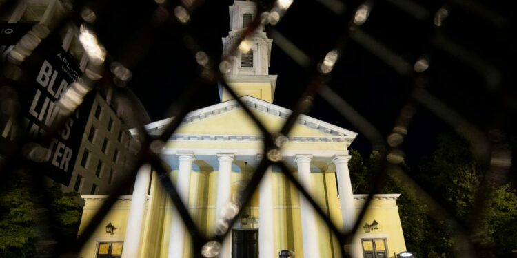 Proteste BLM davanti chiesa Washington