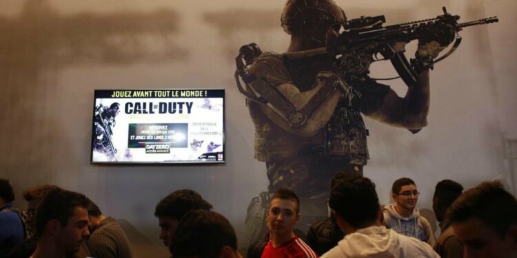 Giovani appassionati di Call of Duty (LaPresse)