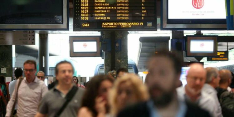 Pendolari nella stazione di Milano Cadorna (LaPresse)