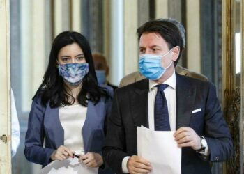 Lucia Azzolina, ministro dell'Istruzione, con il presidente del Consiglio Giuseppe Conte (LaPresse)