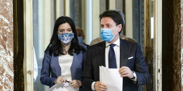 Lucia Azzolina, ministro dell'Istruzione, con il presidente del Consiglio Giuseppe Conte (LaPresse)