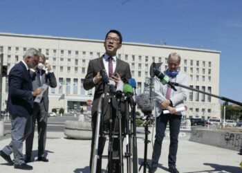 L'attivista di Hong Kong Nathan Law mentre parla davanti alla Farnesina (LaPresse)