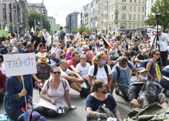 Proteste in Germania contro i provvedimenti anti-Covid del governo (LaPresse)