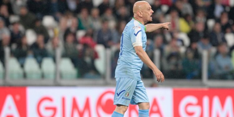 Enrico Ruggeri alla Partita del cuore (Foto: LaPresse)