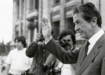 Enrico Berlinguer, segretario generale del Pci, in piazza San Giovanni a Roma negli anni 70 (LaPresse)