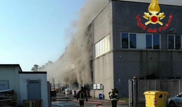 Incendio ad Abbiategrasso (Immagine dei Vigili del fuoco)