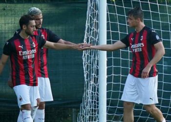 Hakan Calhanoglu e Theo Hernandez 
 (Foto LaPresse)