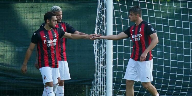 Hakan Calhanoglu e Theo Hernandez 
 (Foto LaPresse)