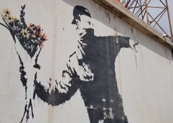 Flower Thrower di Banksy (Foto: YouTube)