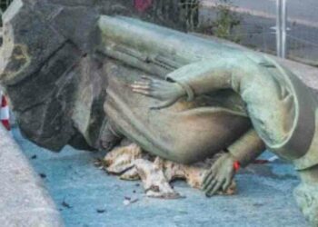 La statua di Sant'Antonio a Milano abbattuta da vandali