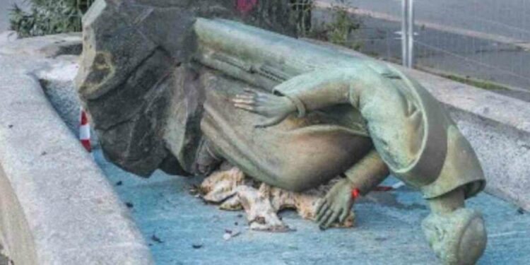 La statua di Sant'Antonio a Milano abbattuta da vandali